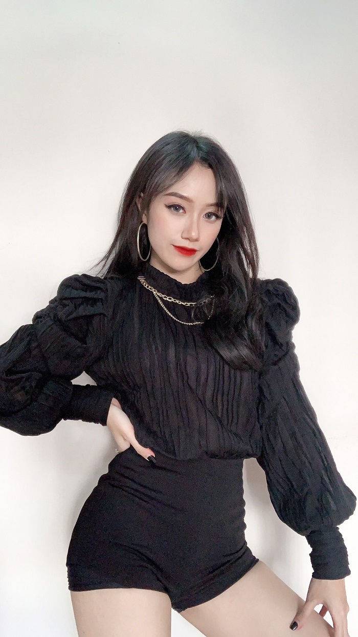 Hot hơn cả Lê Bống, 'cô giáo dạy nhảy' Hoa Hanassi khiến dân tình 'đứng ngồi không yên' - Ảnh 2 Hot hơn cả Lê Bống, 'cô giáo dạy nhảy' Hoa Hanassi khiến dân tình 'đứng ngồi không yên' - Ảnh 2