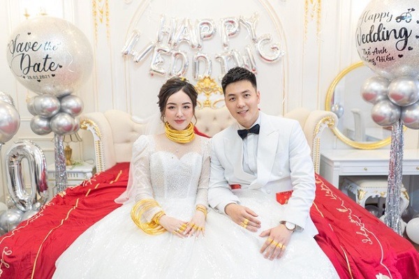 Cô dâu Lạng Sơn nổi tiếng với đám cưới phủ đầy vàng, dân tình chỉ biết ước - Ảnh 2 Cô dâu Lạng Sơn nổi tiếng với đám cưới phủ đầy vàng, dân tình chỉ biết ước - Ảnh 2
