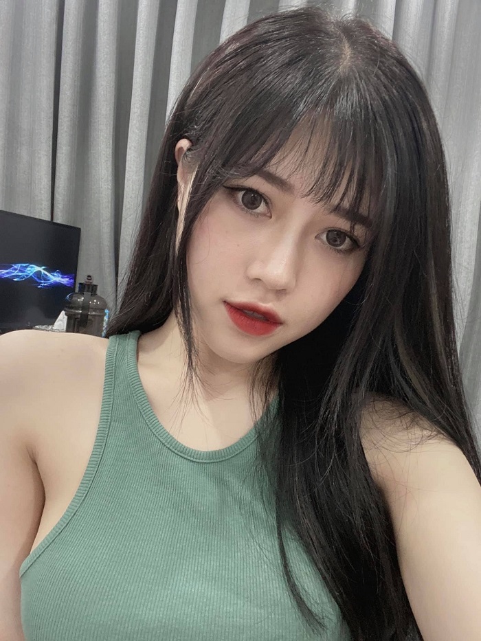 'Thánh nữ áo hai dây' Thủy Tiên bị bắt khai thông tin cá nhân vì mặt thật khác xa trên ảnh - Ảnh 2 'Thánh nữ áo hai dây' Thủy Tiên bị bắt khai thông tin cá nhân vì mặt thật khác xa trên ảnh - Ảnh 2