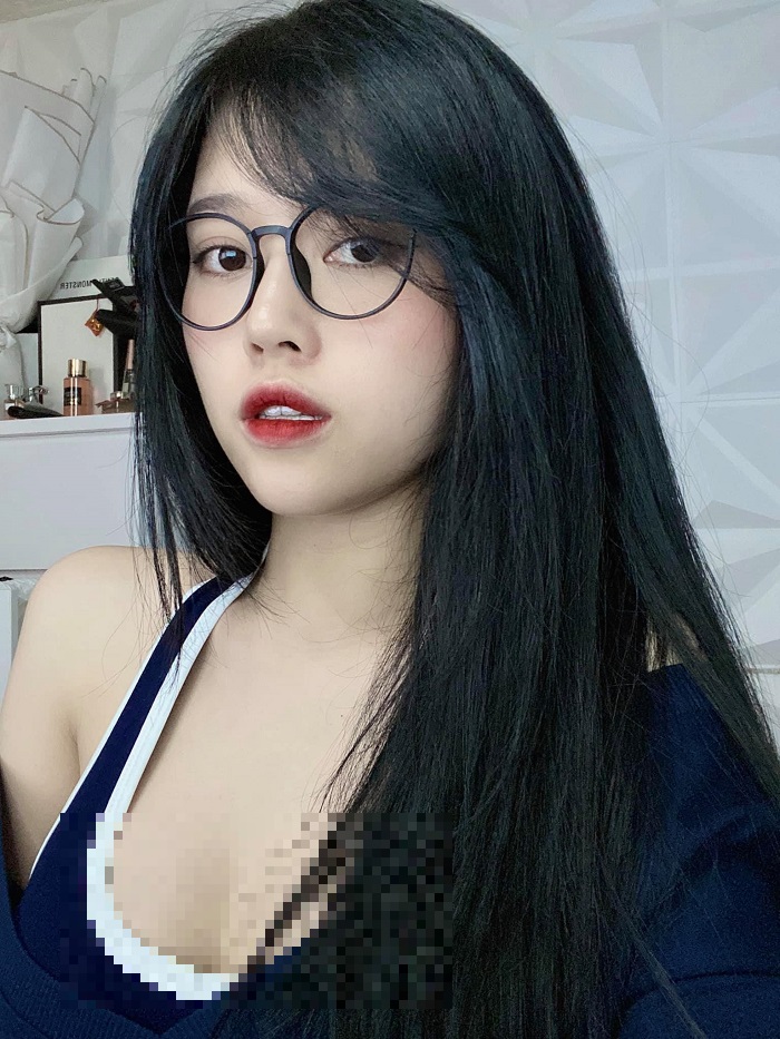 'Thánh nữ áo hai dây' Thủy Tiên bị bắt khai thông tin cá nhân vì mặt thật khác xa trên ảnh - Ảnh 3 'Thánh nữ áo hai dây' Thủy Tiên bị bắt khai thông tin cá nhân vì mặt thật khác xa trên ảnh - Ảnh 3