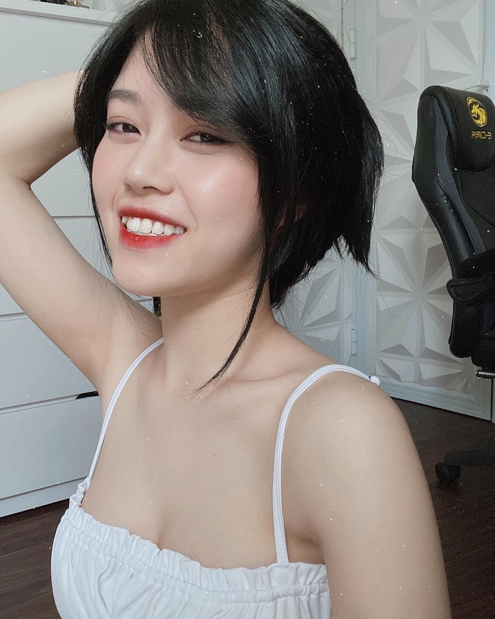 'Thánh nữ áo hai dây' Thủy Tiên bị bắt khai thông tin cá nhân vì mặt thật khác xa trên ảnh - Ảnh 1 'Thánh nữ áo hai dây' Thủy Tiên bị bắt khai thông tin cá nhân vì mặt thật khác xa trên ảnh - Ảnh 1