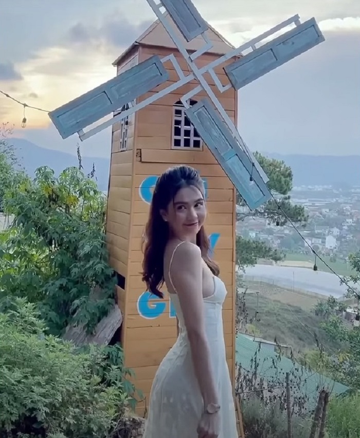 Ngọc Trinh bị người qua đường quay lén, vô tình phơi bày nhan sắc thật tuổi 31 - Ảnh 2