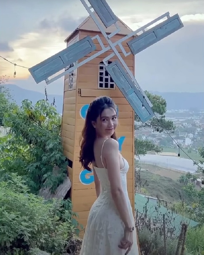 Ngọc Trinh bị người qua đường quay lén, vô tình phơi bày nhan sắc thật tuổi 31 - Ảnh 1