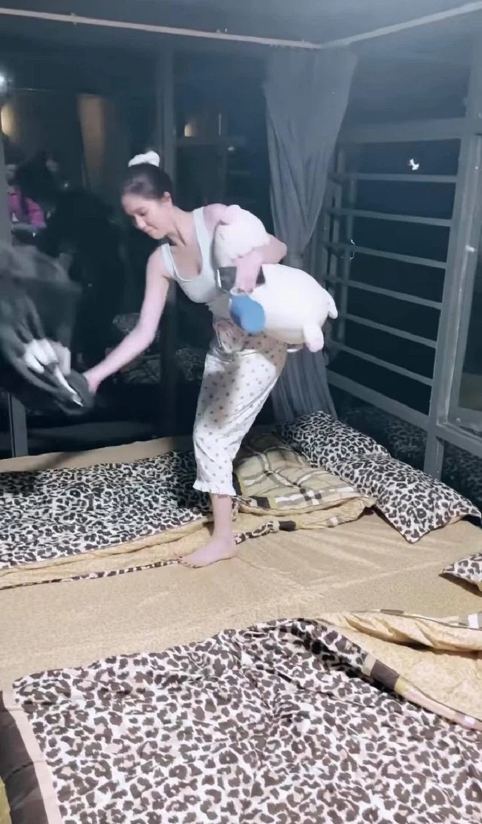 Ngọc Trinh nửa đêm bị quay lén ôm gối náo loạn trong phòng, nhan sắc thật phơi bày - Ảnh 1 Ngọc Trinh nửa đêm bị quay lén ôm gối náo loạn trong phòng, nhan sắc thật phơi bày - Ảnh 1