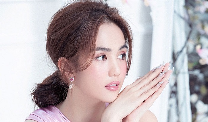 Ngọc Trinh nửa đêm bị quay lén ôm gối náo loạn trong phòng, nhan sắc thật phơi bày - Ảnh 3 Ngọc Trinh nửa đêm bị quay lén ôm gối náo loạn trong phòng, nhan sắc thật phơi bày - Ảnh 3