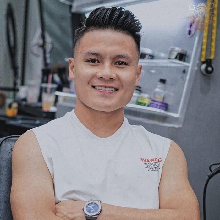 Quang Hải bị bắt gặp phải quỳ gối giữa sân bay, chuyện gì đây? - Ảnh 3 Quang Hải bị bắt gặp phải quỳ gối giữa sân bay, chuyện gì đây? - Ảnh 3