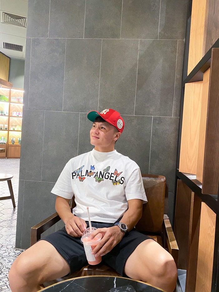 Quang Hải bị bắt gặp phải quỳ gối giữa sân bay, chuyện gì đây? - Ảnh 4 Quang Hải bị bắt gặp phải quỳ gối giữa sân bay, chuyện gì đây? - Ảnh 4