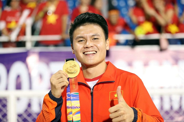 Quang Hải bị bắt gặp phải quỳ gối giữa sân bay, chuyện gì đây? - Ảnh 2 Quang Hải bị bắt gặp phải quỳ gối giữa sân bay, chuyện gì đây? - Ảnh 2