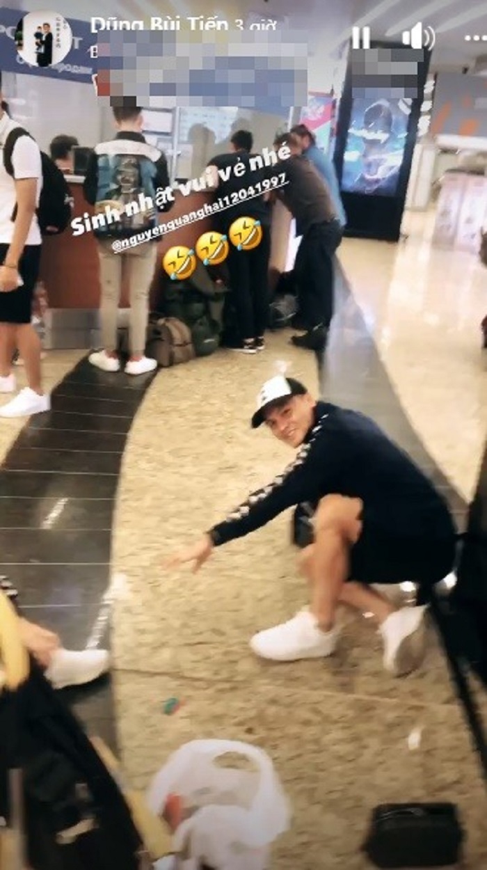 Quang Hải bị bắt gặp phải quỳ gối giữa sân bay, chuyện gì đây? - Ảnh 1 Quang Hải bị bắt gặp phải quỳ gối giữa sân bay, chuyện gì đây? - Ảnh 1