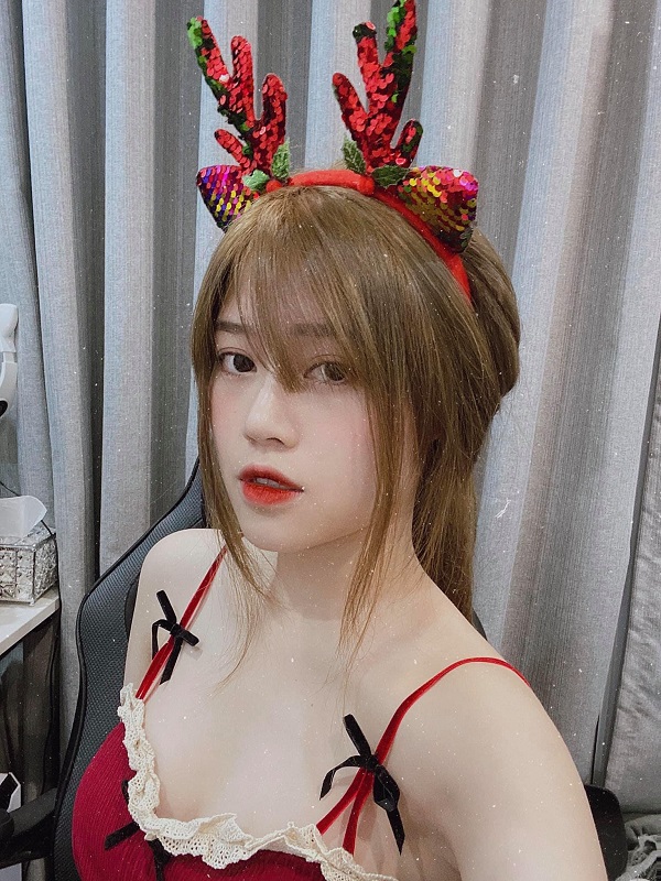 'Thánh nữ áo 2 dây' Thủy Tiên khiến fan 'toát mồ hôi hột' khi nhảy nhót với chiếc quần lỏng chun - Ảnh 5 'Thánh nữ áo 2 dây' Thủy Tiên khiến fan 'toát mồ hôi hột' khi nhảy nhót với chiếc quần lỏng chun - Ảnh 5