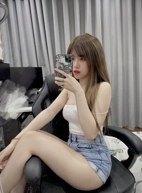 'Thánh nữ áo 2 dây' Thủy Tiên khiến fan 'toát mồ hôi hột' khi nhảy nhót với chiếc quần lỏng chun - Ảnh 6 'Thánh nữ áo 2 dây' Thủy Tiên khiến fan 'toát mồ hôi hột' khi nhảy nhót với chiếc quần lỏng chun - Ảnh 6
