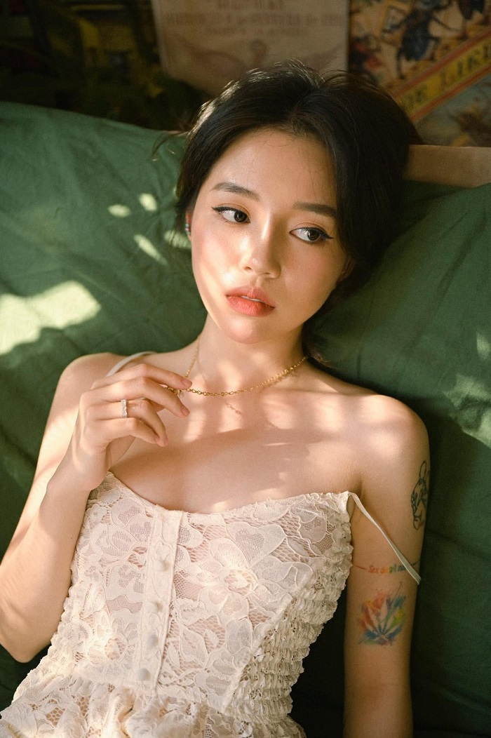 Linh Ngọc Đàm nén đau xăm hoa bỉ ngạn giữa ồn ào tình cũ được gái xinh tỏ tình - Ảnh 2 Linh Ngọc Đàm nén đau xăm hoa bỉ ngạn giữa ồn ào tình cũ được gái xinh tỏ tình - Ảnh 2