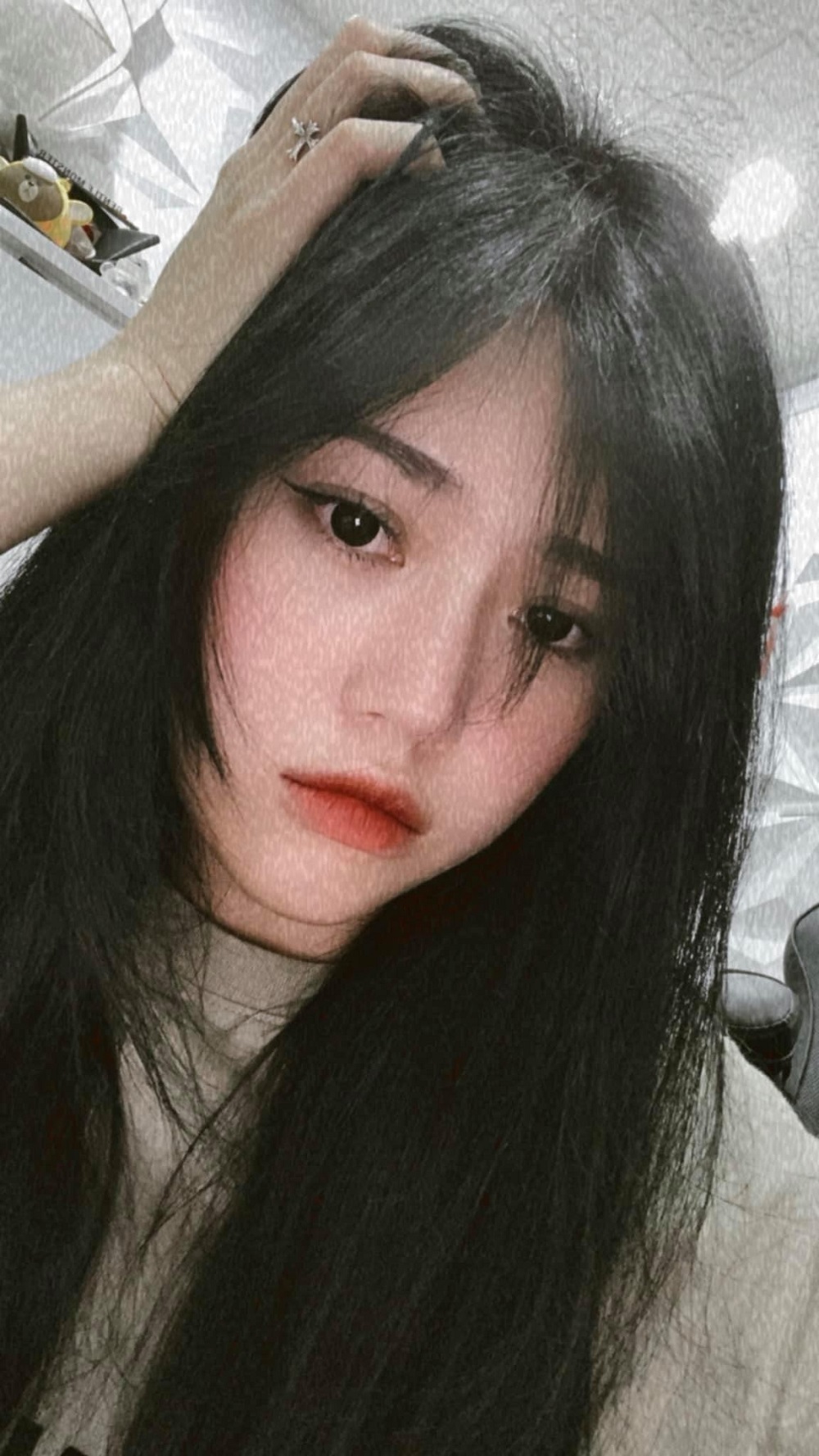 Thủy Tiên đăng ảnh 'kín cổng cao tường' than mệt mỏi (ảnh FBNV)