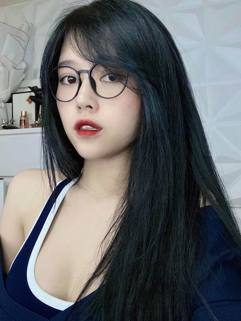 Thủy Tiên đăng ảnh 'kín cổng cao tường' than mệt mỏi, còn đâu 'thánh nữ áo hai dây' - Ảnh 4