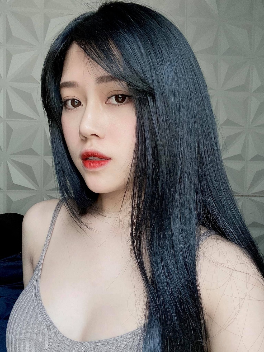 Thủy Tiên đăng ảnh 'kín cổng cao tường' than mệt mỏi, còn đâu 'thánh nữ áo hai dây' - Ảnh 1