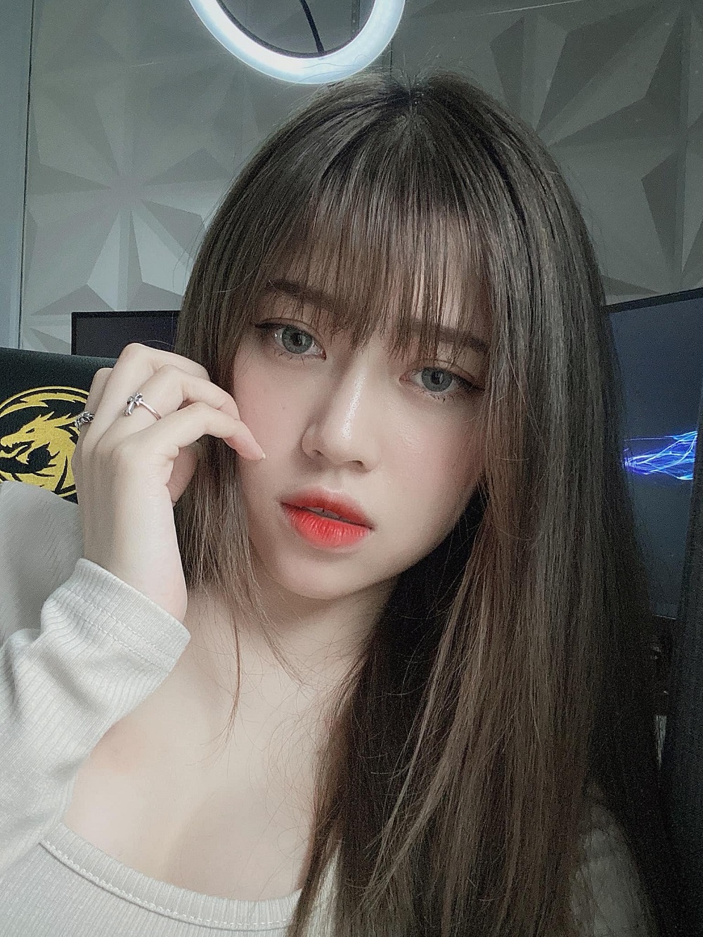 Thủy Tiên đăng ảnh 'kín cổng cao tường' than mệt mỏi, còn đâu 'thánh nữ áo hai dây' - Ảnh 3