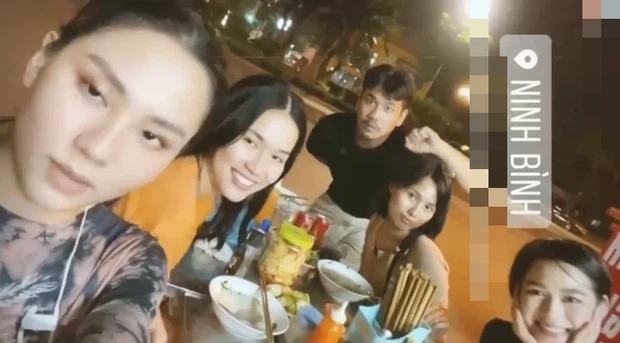 Đỗ Thị Hà xả vai đi ăn vỉa hè, nhan sắc liệu còn xứng danh hoa hậu - Ảnh 1 Đỗ Thị Hà xả vai đi ăn vỉa hè, nhan sắc liệu còn xứng danh hoa hậu - Ảnh 1