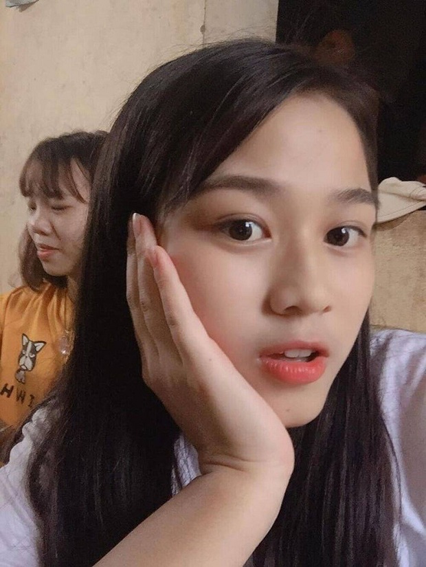 Mặt mộc đáng ngưỡng mộ của Đỗ Thị Hà Mặt mộc đáng ngưỡng mộ của Đỗ Thị Hà
