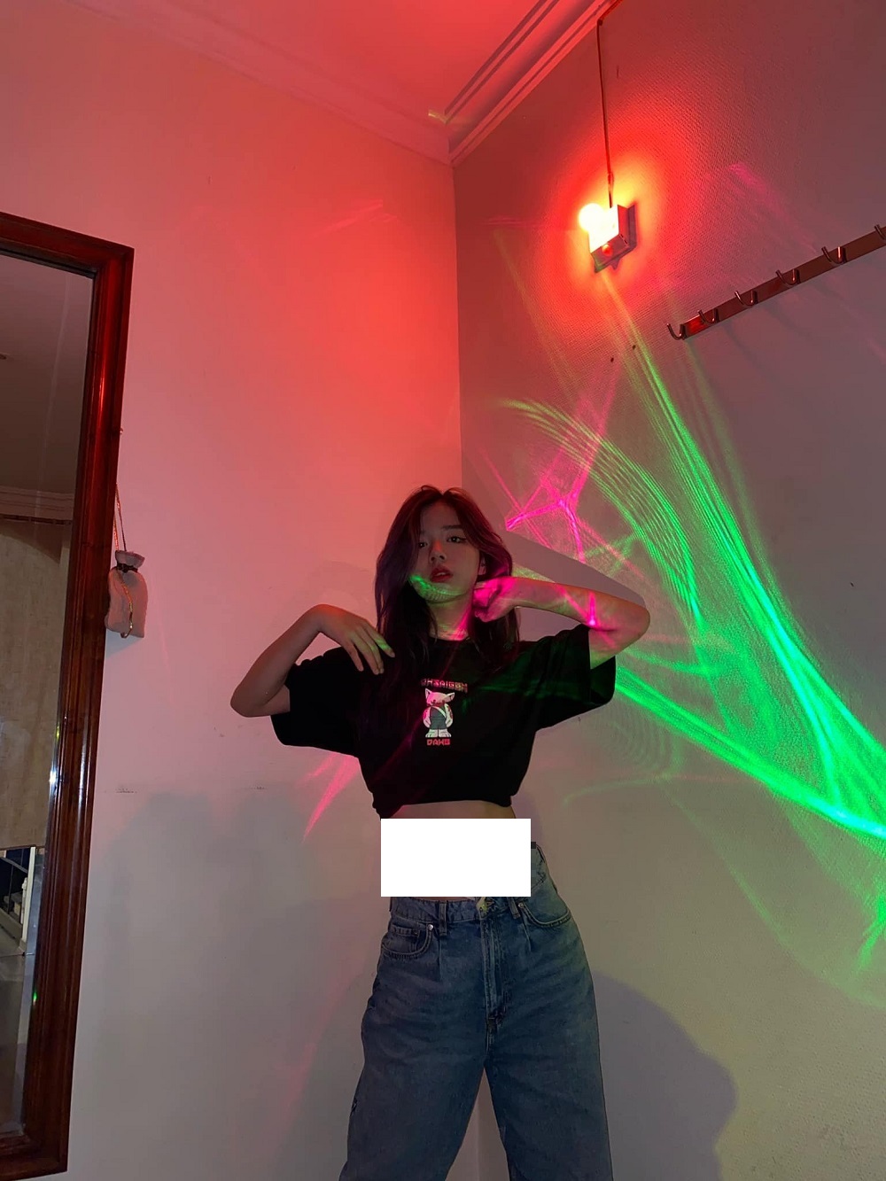 Hiện tại Phan Hằng là sinh viên năm thứ 2 của trường xong hotgirl nổi tiếng nhất ĐH Kinh tế Quốc dân vẫn đang học hỏi thêm về kiến thức thời trang để thử thách mình trong lĩnh vực kinh doanh.