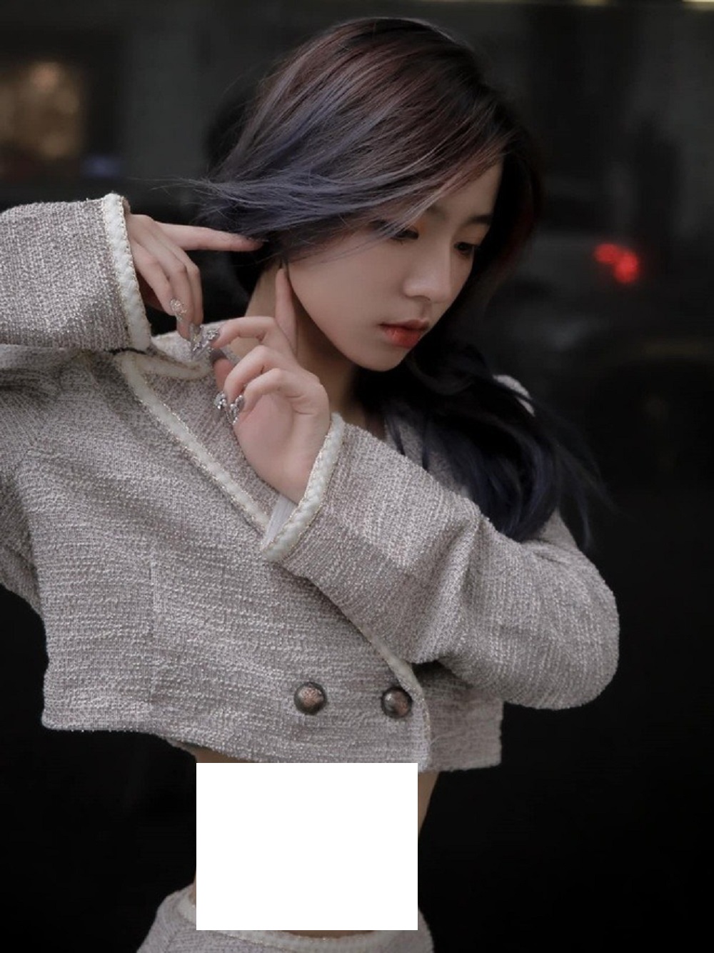 Ngoài gương mặt xinh đẹp Phan Hằng còn khiến nhiều cô gái ước ao bởi vòng hai con kiến lấn lướt cả Ngọc Trinh. Cô nàng tự tin khẳng định mình là 'người chơi hệ không cần hóp' bởi quá đẹp mắt.