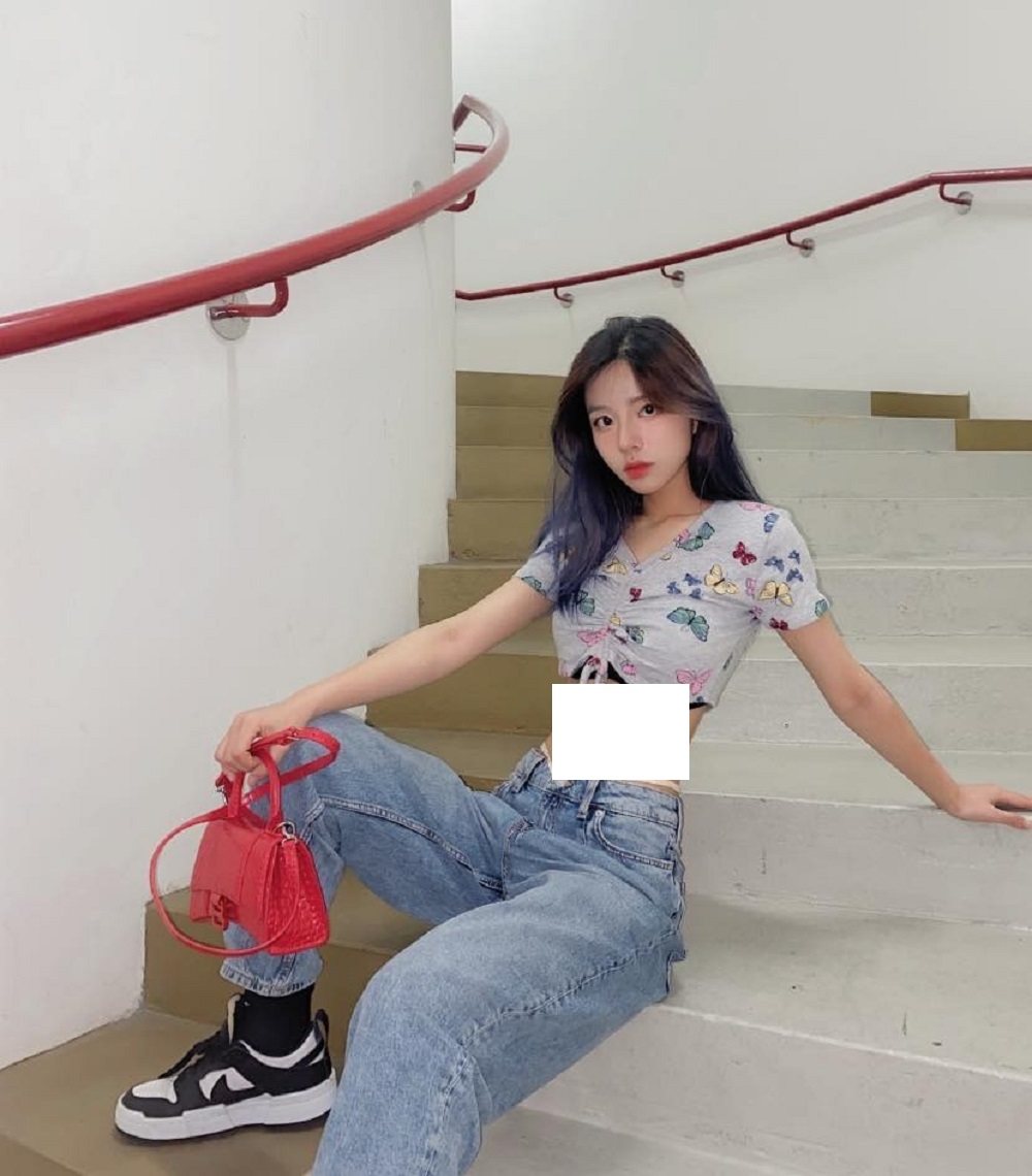 Cô nàng hotgirl sinh năm 2001 được nhận xét sở hữu gương mặt xinh đẹp, dàn da trắng, sống mũi thẳng tắp. Vẻ đẹp này cũng từng được truyền thông Trung Quốc ca ngợi hết lời bằng những mỹ từ đẹp nhất. 