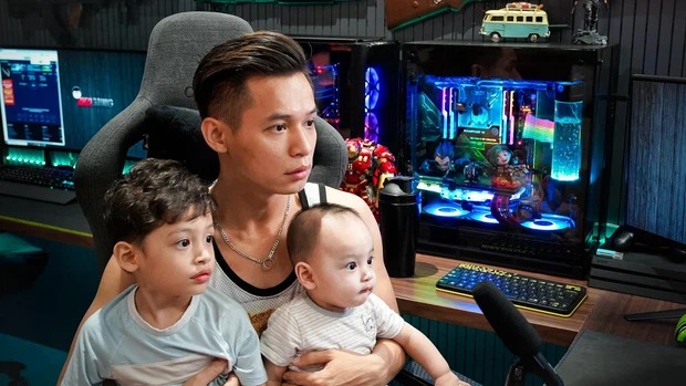 Tùng Sói đích thị là bản sao của Độ Mixi với loạt biểu cảm khiến fan bấn loạn - Ảnh 1 Tùng Sói đích thị là bản sao của Độ Mixi với loạt biểu cảm khiến fan bấn loạn - Ảnh 1
