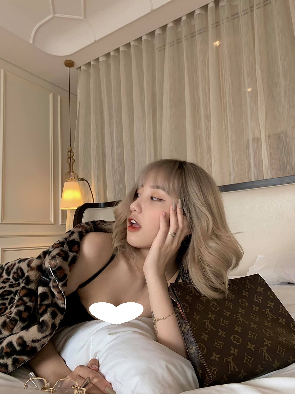 Những hình ảnh từng gây tranh cãi của Khánh Huyền (ảnh FBNV)