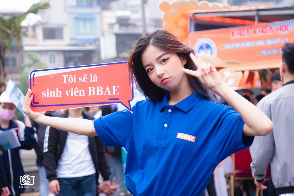 Nổi tiếng nhất ĐH Kinh tế Quốc dân vì xinh đẹp, mặt mộc của hotgirl Phan Hằng gây tò mò - Ảnh 1