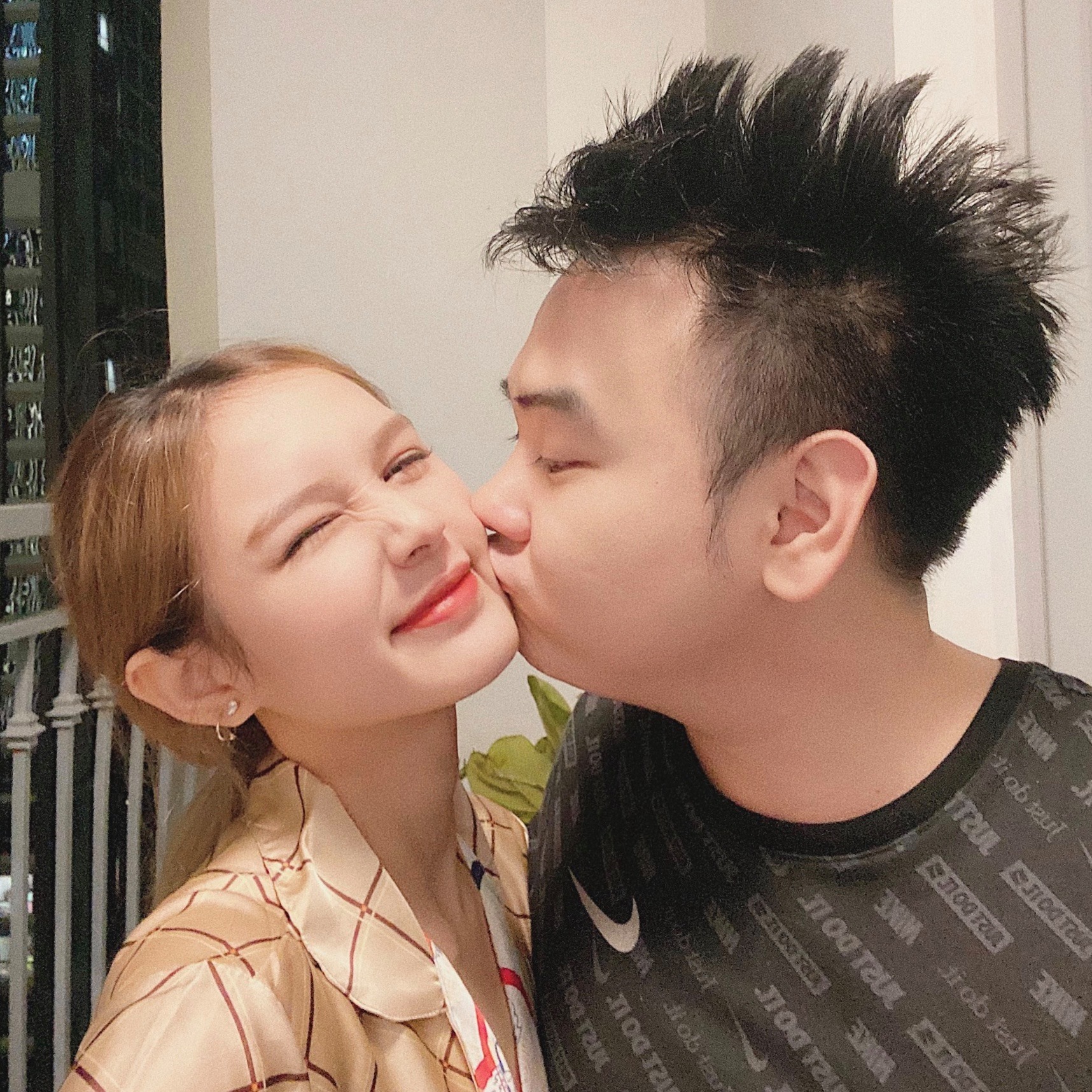 Xoài Non đùa khi Xemesis đang ngủ, cái tay hư của nàng hotgirl khiến fan ngượng ngùng - Ảnh 1