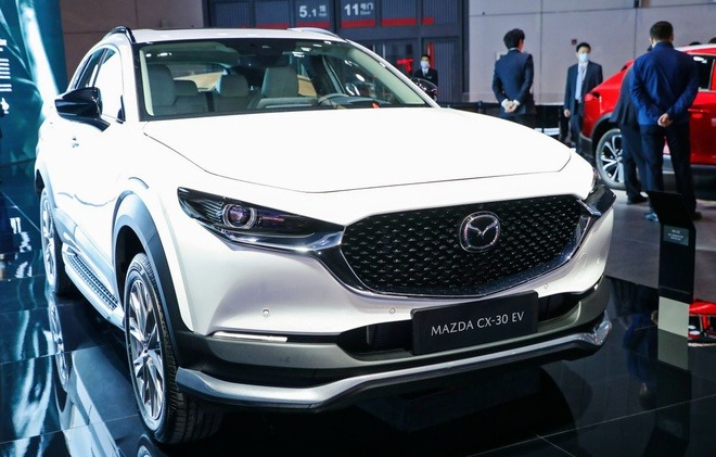 Ôtô điện Mazda CX-30 được ra mắt tại Trung Quốc. Tại Việt Nam xe có giá 839-899 triệu đồng, cạnh tranh cùng Toyota Corolla Cross và Honda HR-V.