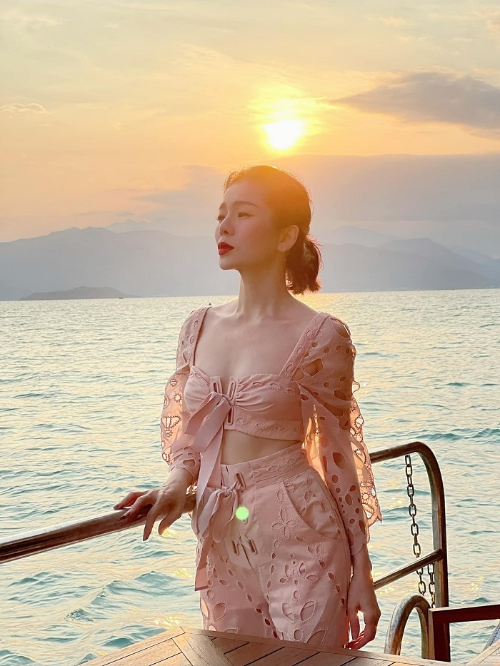 Lệ Quyên tưởng mình đẹp nên tích cực khoe bản thân! - Ảnh 2 Lệ Quyên tưởng mình đẹp nên tích cực khoe bản thân! - Ảnh 2