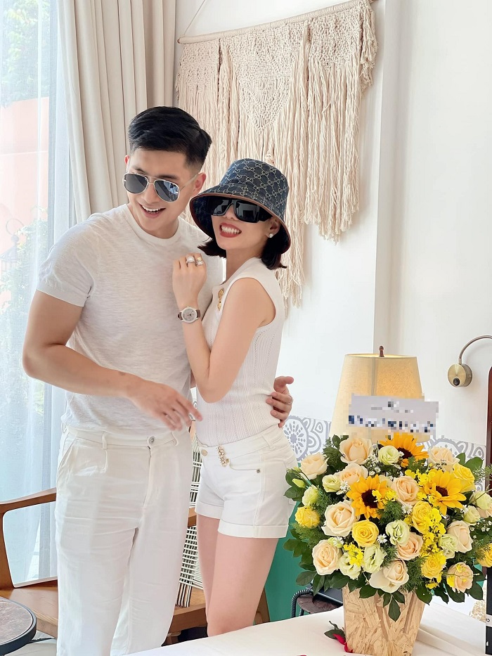 Lệ Quyên tích cực khoe hạnh phúc bên tình trẻ Lệ Quyên tích cực khoe hạnh phúc bên tình trẻ