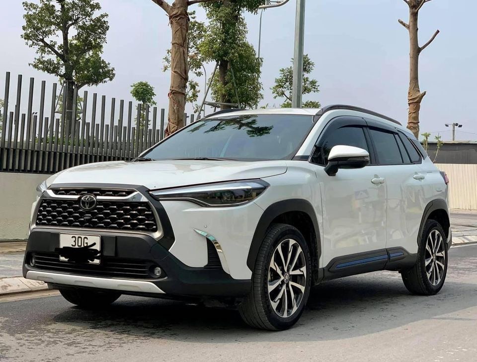 Toyota Corolla Cross mới chạy hơn 5.000 km, màu trắng ngọc trai, rao bán giá bất ngờ  900 triệu đồng.