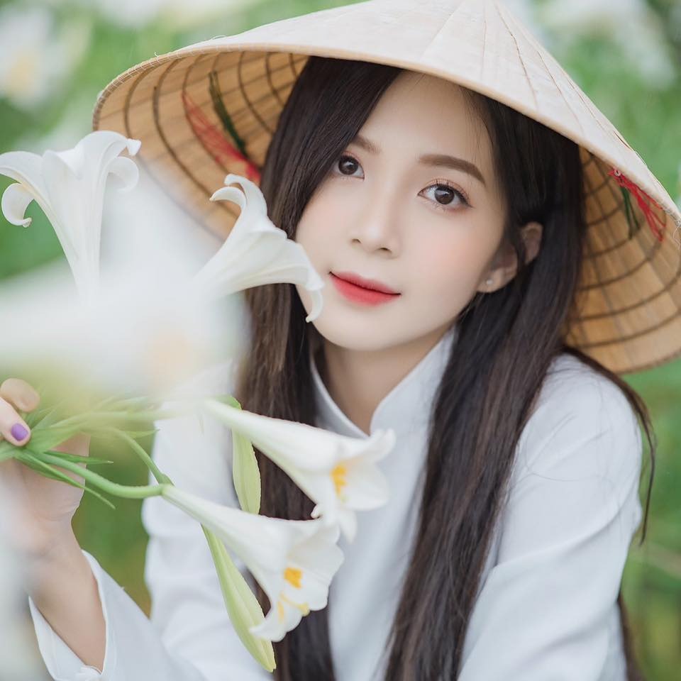 Hotgirl Hà thành được ví sở hữu nét đẹp mong manh tựa sương mai, đôi mắt to tròn và có hồn.