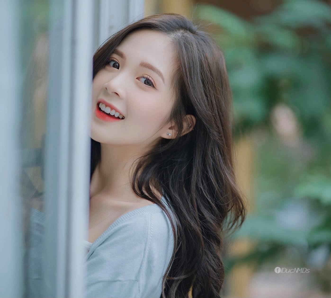 'Con người không có ai hoàn hảo, và muốn mình tốt hơn thì cần bồi đắp vốn sống, sự hiểu biết. Vẻ đẹp của con gái hiện đại không chỉ có nhan sắc, ngoại hình mà còn đánh giá qua lối ứng xử, khả năng đối nhân xử thế và quan trọng nhất là phải tự lập về mọi mặt', Ngọc Huyền quan điểm.