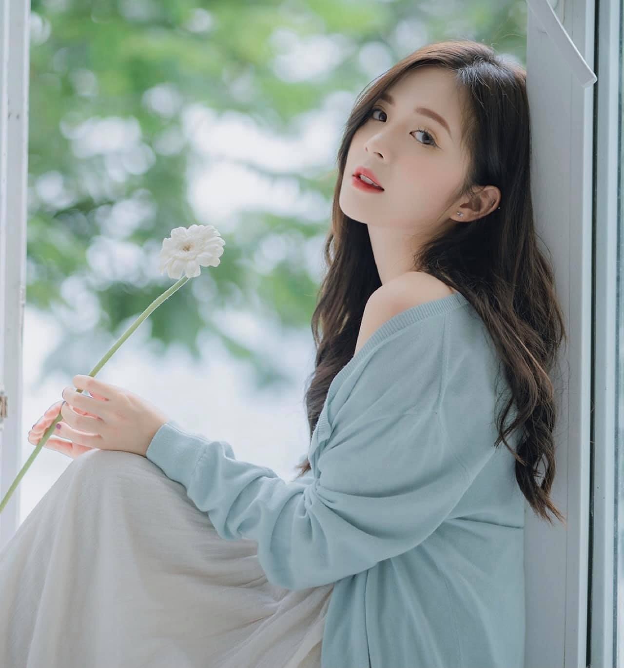 Theo học ngành Tâm lý học giáo dục, tương lai trở thành cô giáo nhưng cái duyên với nghệ thuật vẫy gọi, Ngọc Huyền còn thử sức với nghiệp diễn xuất, tham gia phim truyền hình.