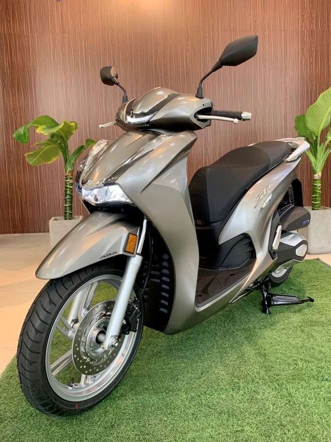 Honda SH 350i xuất hiện tại Việt Nam, dự kiến sẽ được bán ra thị trường vào tháng 5 bởi đại lý tư nhân.