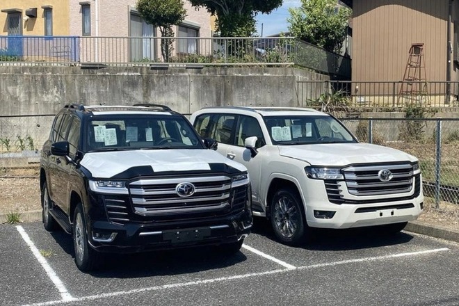 Toyota Land Cruiser 2022 có nội thất hiện đại hơn. Ở thế hệ mới, Land Cruiser có bảng điều khiển trung tâm lớn hơn, được thiết kế hình lục giác. Màn hình cảm ứng trung tâm to hơn và được đặt nổi trên bảng táp-lô là điểm thay đổi đáng chú ý của mẫu xe này...