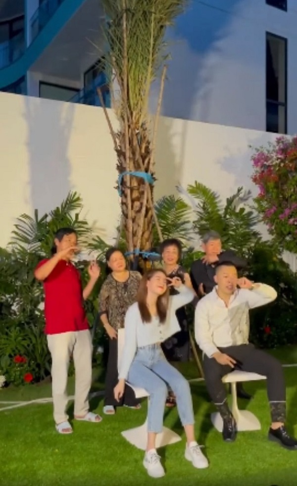 Sau màn dạm hỏi, Ngọc Trinh - Vũ Khắc Tiệp lại khiến dân tình 'đứng ngồi không yên' chỉ bằng 1 bức ảnh Sau màn dạm hỏi, Ngọc Trinh - Vũ Khắc Tiệp lại khiến dân tình 'đứng ngồi không yên' chỉ bằng 1 bức ảnh