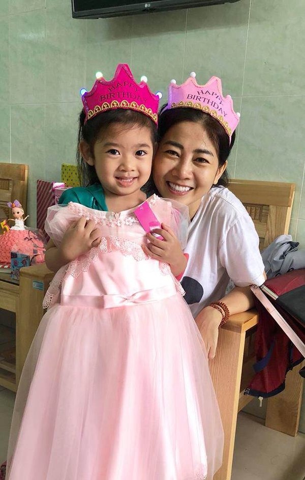 Hình ảnh cay khóe mắt của con gái cố diễn viên Mai Phương sau hơn 1 năm mất mẹ 1