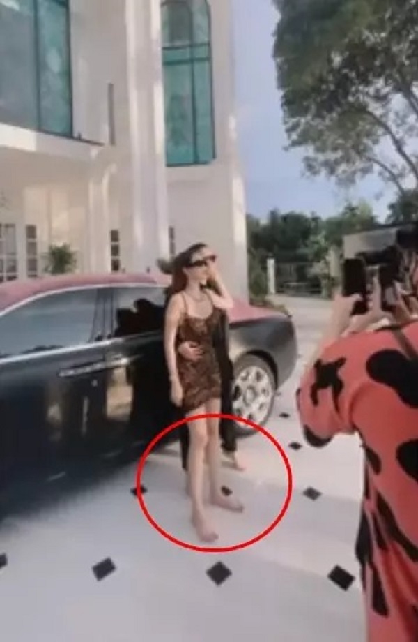 Hậu trường cho thấy cả Vũ Khắc Tiệp và Ngọc Trinh đều chi chân đất Hậu trường cho thấy cả Vũ Khắc Tiệp và Ngọc Trinh đều chi chân đất