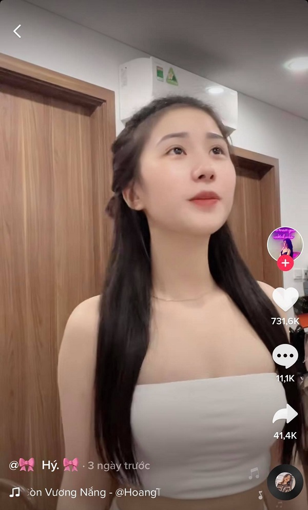 Biểu cảm ngơ ngác của cô nàng gây sốt (ảnh chụp màn hình) Biểu cảm ngơ ngác của cô nàng gây sốt (ảnh chụp màn hình)