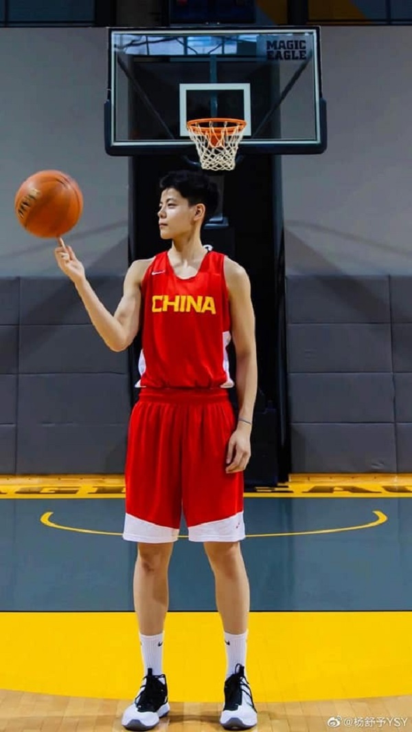 Vẻ đẹp 'soái ca' của nữ cầu thủ bóng rổ Trung Quốc Đường Thư Du gây 'sốt' 2