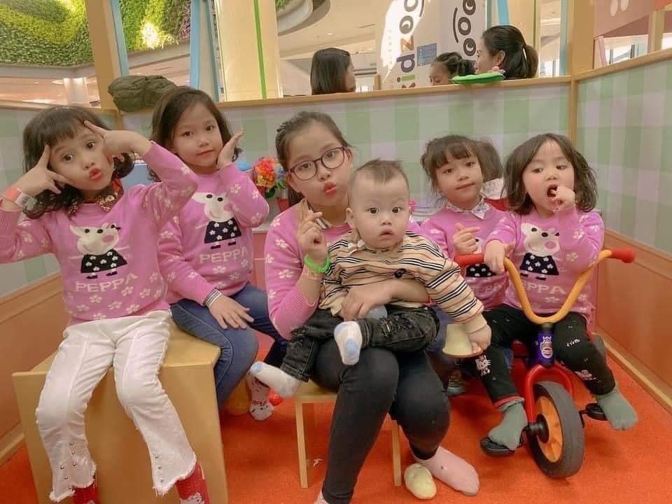 Cặp vợ chồng làm dậy sóng mạng xã hội khi sinh 5 gái 1 trai liền tù tì 3 Cặp vợ chồng làm dậy sóng mạng xã hội khi sinh 5 gái 1 trai liền tù tì 3