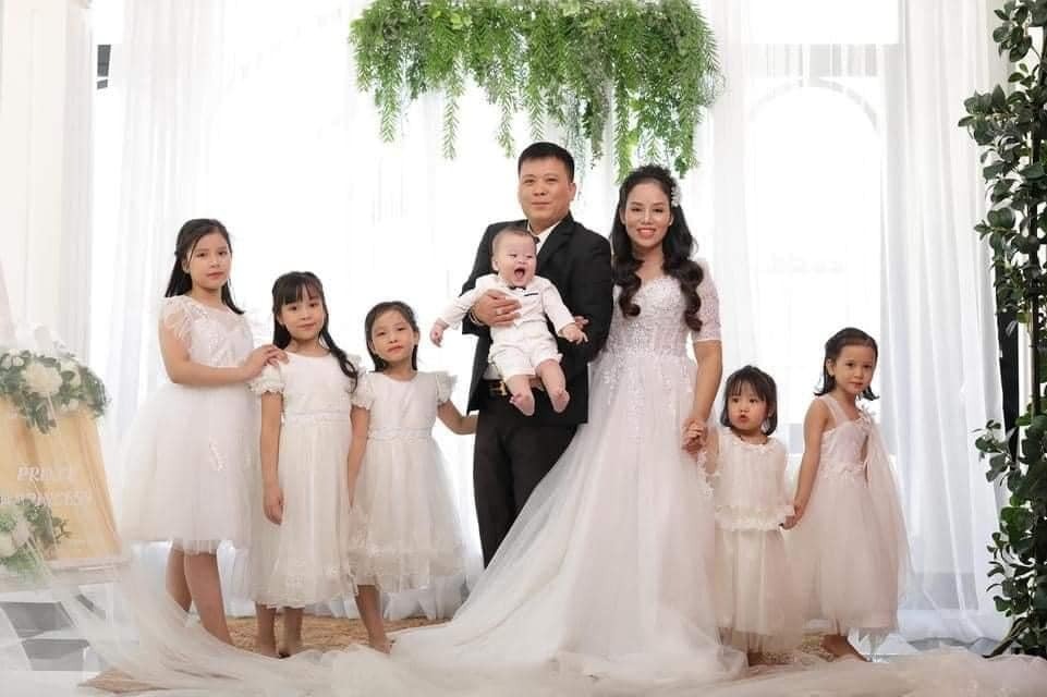 Cặp vợ chồng làm dậy sóng mạng xã hội khi sinh 5 gái 1 trai liền tù tì 2 Cặp vợ chồng làm dậy sóng mạng xã hội khi sinh 5 gái 1 trai liền tù tì 2
