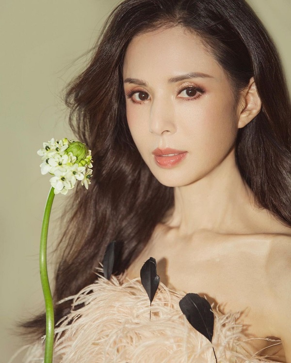 Nhan sắc U60 khó tin của Lý Nhược Đồng (ảnh Weibo) Nhan sắc U60 khó tin của Lý Nhược Đồng (ảnh Weibo)