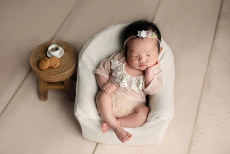 Cô bé Suchin lúc 3 tuần tuổi đã ra dáng một mẫu ảnh nhí rồi (ảnh FBNV) Cô bé Suchin lúc 3 tuần tuổi đã ra dáng một mẫu ảnh nhí rồi (ảnh FBNV)