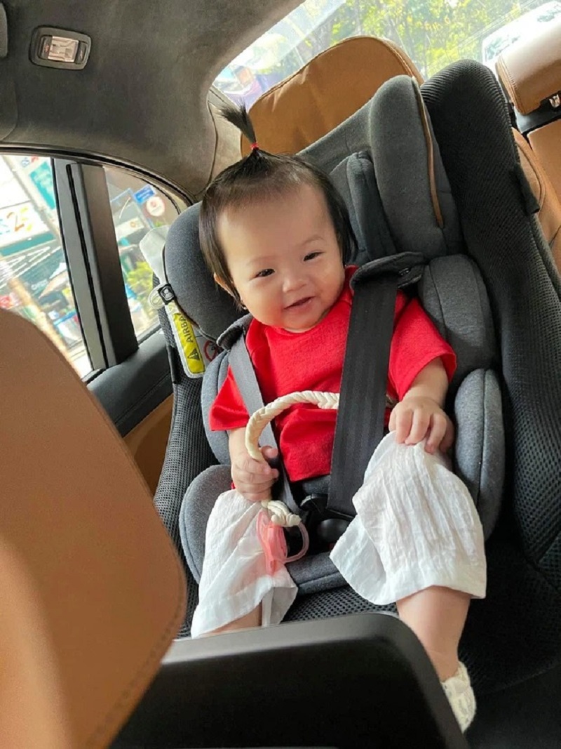 Em bé tươi rói được bố chở đi chúc Tết Em bé tươi rói được bố chở đi chúc Tết