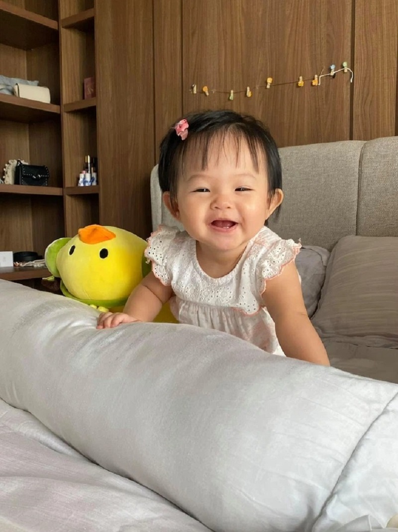 Loạt ảnh cực hiếm của ái nữ nhà Cường đô la gây 'sốt', 1 tháng đã có tố chất 'thiên tài' - Ảnh 2 Loạt ảnh cực hiếm của ái nữ nhà Cường đô la gây 'sốt', 1 tháng đã có tố chất 'thiên tài' - Ảnh 2