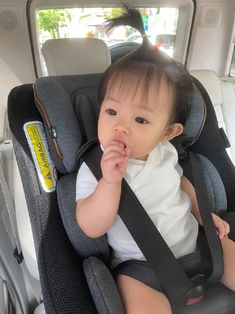Loạt ảnh cực hiếm của ái nữ nhà Cường đô la gây 'sốt', 1 tháng đã có tố chất 'thiên tài' - Ảnh 3 Loạt ảnh cực hiếm của ái nữ nhà Cường đô la gây 'sốt', 1 tháng đã có tố chất 'thiên tài' - Ảnh 3